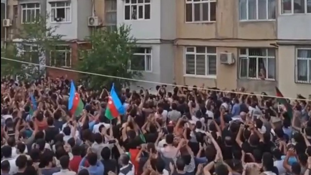 Polad Həşimovun evinin qarşısında İZDİHAM (Video)